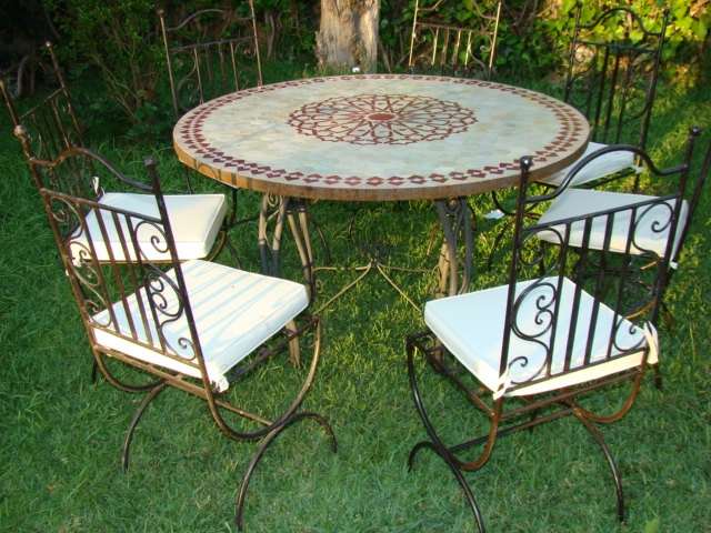 Mesa y sillas en hierro forjado y zellige marroquí